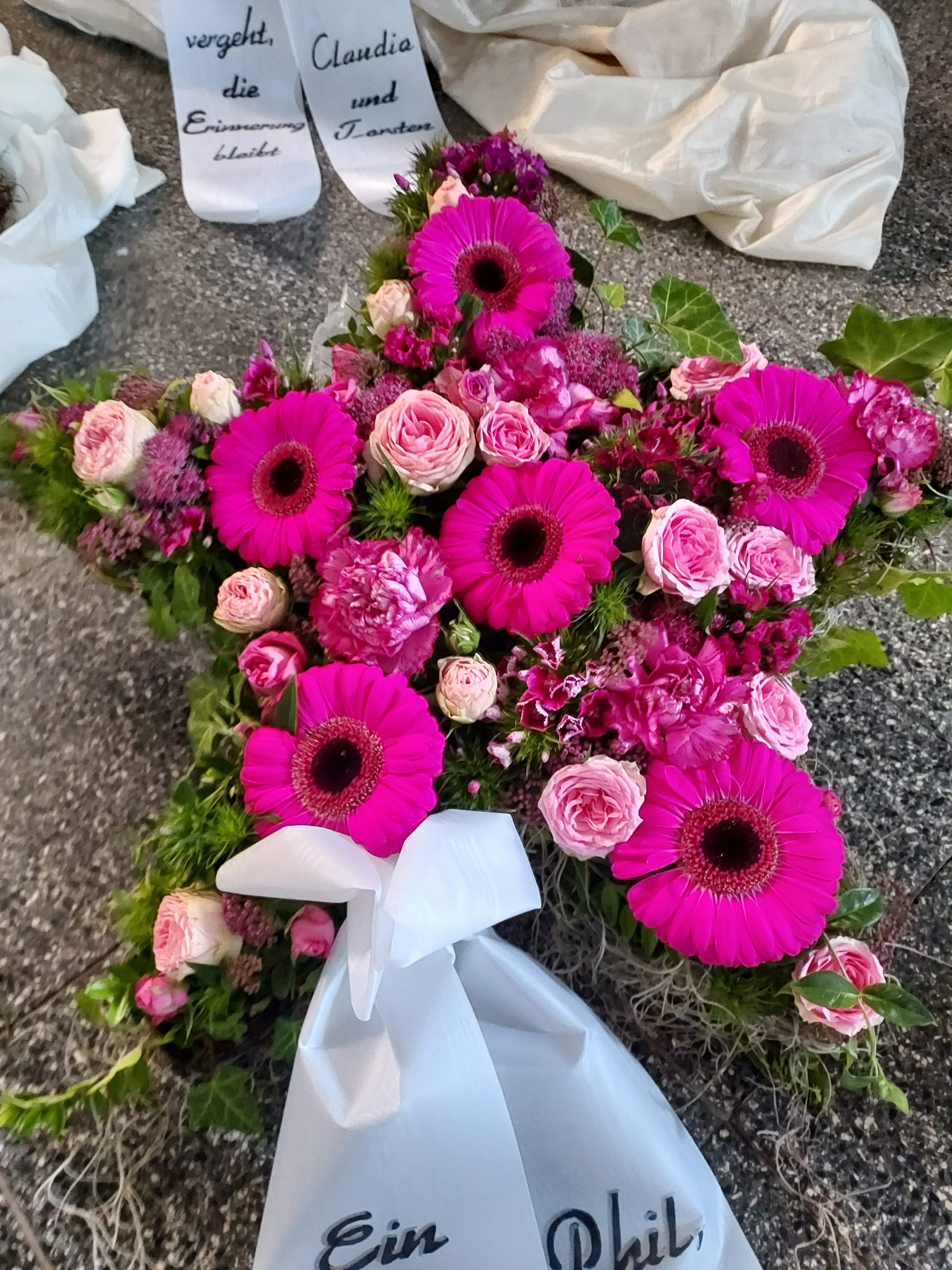 Ein mit leuchtend rosa und pinken Blumen geschmücktes Sternarrangement.